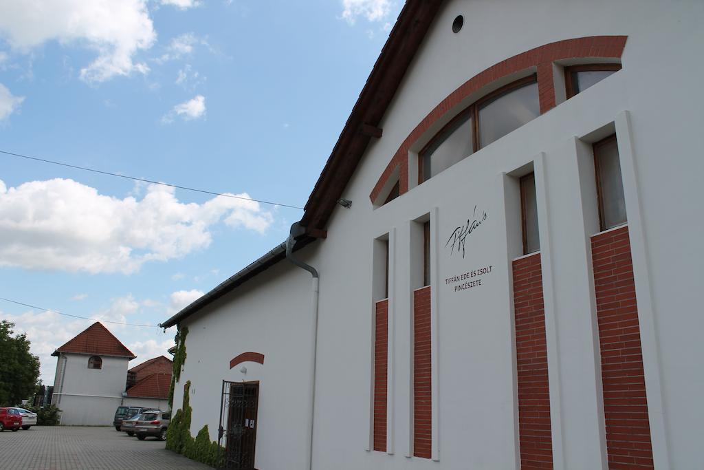 Tiffan'S Pinceszet Es Panzio Hotel Villany Luaran gambar
