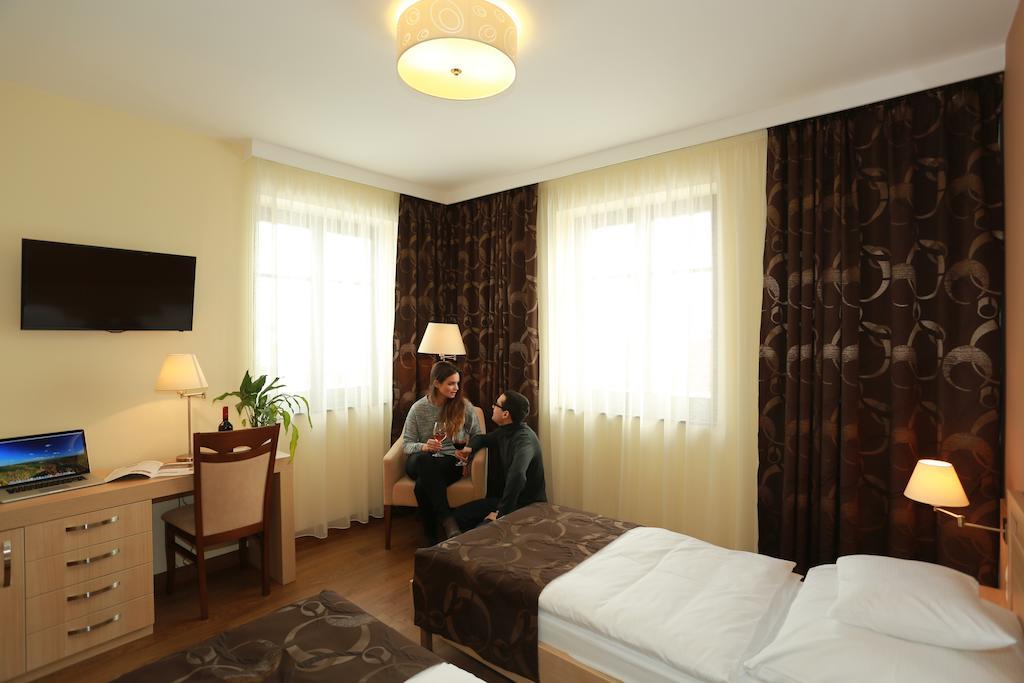 Tiffan'S Pinceszet Es Panzio Hotel Villany Bilik gambar