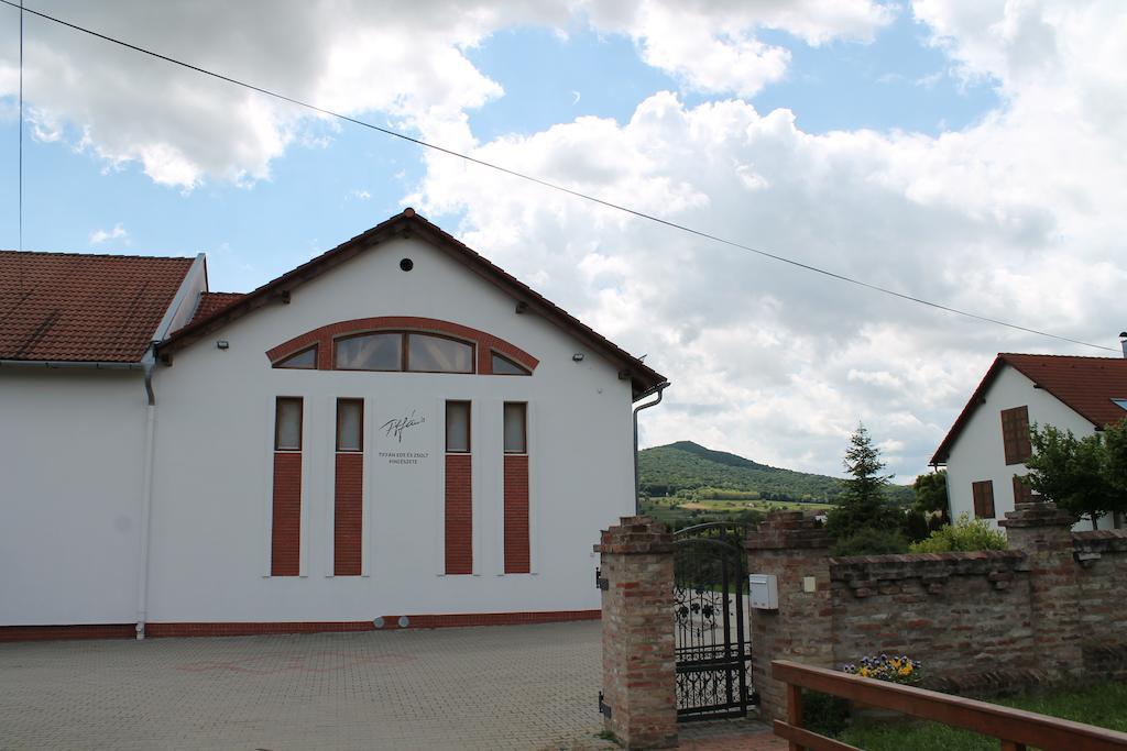 Tiffan'S Pinceszet Es Panzio Hotel Villany Luaran gambar