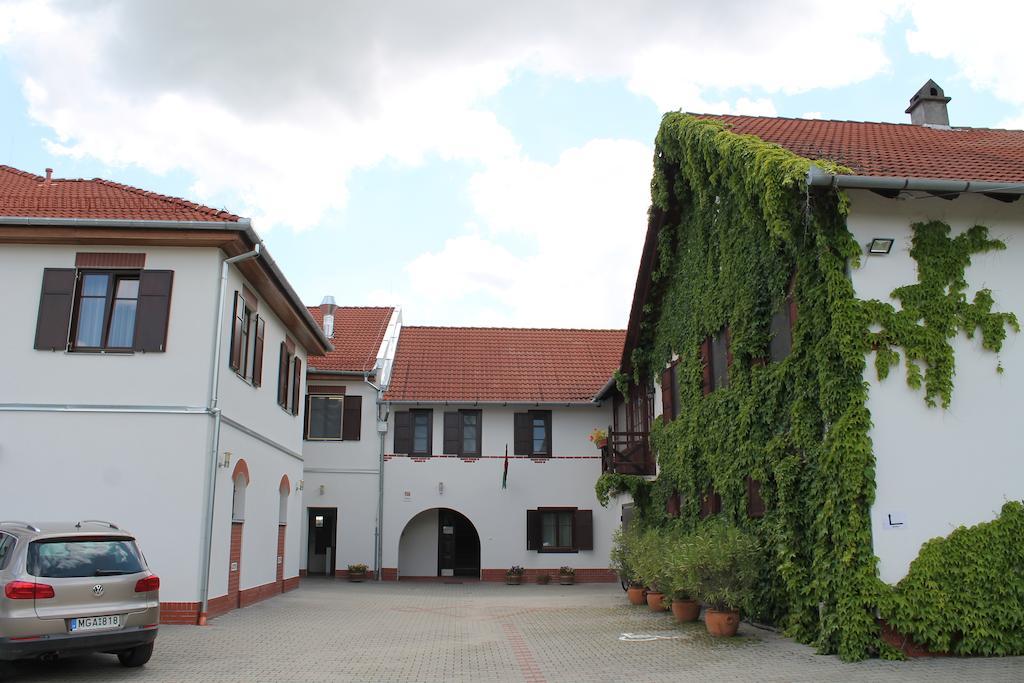 Tiffan'S Pinceszet Es Panzio Hotel Villany Luaran gambar