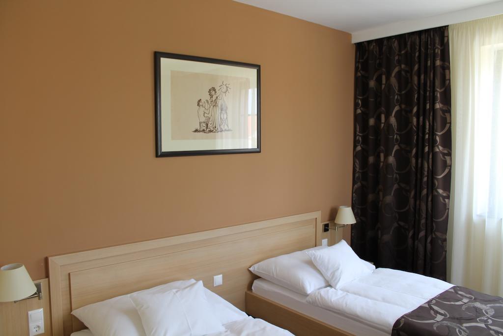 Tiffan'S Pinceszet Es Panzio Hotel Villany Bilik gambar